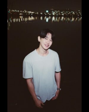 Kang Kyun-sung Instagram - ⠀
날씨가 너무 좋네요~
낮에는 구름이 가득하고 밤에는 선선하니
산책하기 좋고~ 같이 걸어요~🧡
⠀
5/12까지 욥기를 읽어주세요~😍
