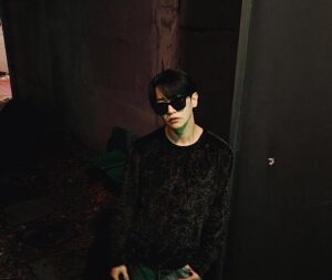 Kang Kyun-sung Instagram - ⠀
사람이 그래요~ 정말 좋은 것을 경험하면
그 이전으로 돌아가기가 쉽지 않죠~
이렇게 가벼운 선글라스가 있었을까요?
거기에 예쁘기까지! 공중부양 선글라스네요~😎👍
우리나라 브랜드 중 가장 가벼운 선글라스!
선물 너무 고마워요!🧡
⠀
1,3번 사진은 @sleeqsteel
#슬릭스틸 #sleeqsteel
#가벼운선글라스 #5g선글라스
⠀
2번 사진은 @speculum_apud
#스페쿨룸 #speculumeyewear
#선글라스 #sunglasses