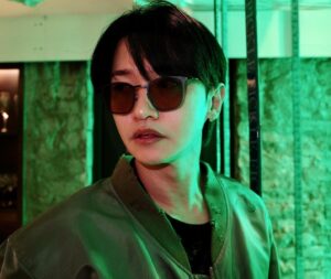Kang Kyun-sung Instagram - ⠀
사람이 그래요~ 정말 좋은 것을 경험하면
그 이전으로 돌아가기가 쉽지 않죠~
이렇게 가벼운 선글라스가 있었을까요?
거기에 예쁘기까지! 공중부양 선글라스네요~😎👍
우리나라 브랜드 중 가장 가벼운 선글라스!
선물 너무 고마워요!🧡
⠀
1,3번 사진은 @sleeqsteel
#슬릭스틸 #sleeqsteel
#가벼운선글라스 #5g선글라스
⠀
2번 사진은 @speculum_apud
#스페쿨룸 #speculumeyewear
#선글라스 #sunglasses