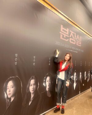 Kang Se-jung Instagram - #여배우 #삶 
#연극 #분장실