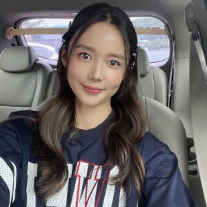 Kang Se-jung Instagram - #goodmorning 
#주말 #스케쥴 #출동 
@mimm_unmi_seo 언니가 선물해준 
#리본핀 🎀 너무 귀여웡🩷