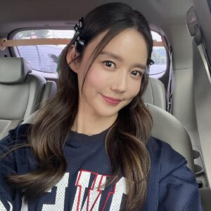 Kang Se-jung Instagram - #goodmorning 
#주말 #스케쥴 #출동 
@mimm_unmi_seo 언니가 선물해준 
#리본핀 🎀 너무 귀여웡🩷