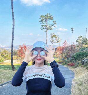 Kang Se-jung Instagram - #nottoday #오늘아님 #오후라운딩 #야간라운딩
 
오랫만에 오후에 시작해서 저녁까지 라이트받으며 #라운딩 🏌🏻‍♀️ 그날은 약간 쌀쌀하긴 하지만 분위기가 참 좋드라구요❤️

전 환경을 위한 "최소한의 노력" 은 하려고 하는 사람으로서 반가운 소식이 있더라구요!
로스트 골프공을 다시 새 골프공으로 만드는 너무 멋진 생각을 한 @far5.official 👏🏻👏🏻👏🏻
제가 사용해보니 그동안 사용해왔던 일반 골프공이랑 다른게 없고 무광이라 이뿐건 덤!! 이날 스타트부터 끝날때까지 공하나로 마무리 할수 있던건 골프공 덕인듯한 느낌👍🏻

많은 #golfer 들이 골프도 즐기고 환경도 생각하는 소소한 일에 동참하면 좋겠습니다😊🙏🏻

#eco #golf #recycle #golfball #far5