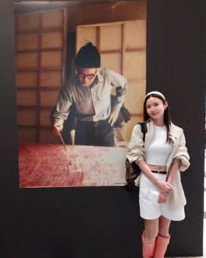 Kang Se-jung Instagram - #엄마랑 #데이트 #폭우 뚫고 #호암미술관 
#한점하늘 #김환기 #화가 #작품  #전시회 

작가님의 심성과 작품활동 시기의 심리상태가 변해가는게 인상깊었고 색감이 너무 예뻤다💙🩵 추상적 형태에서 점으로 단순화 되는과정도... 그동안 볼수 없었던 개인소장용 작품도 가득가득👍🏻
비와서 약간 아쉬웠지만 
정성 가득 가꾼 느낌의 고즈넉한 호암미술관도😍

#예매 #필수 #도슨트 #강추 #전시회추천 

계속 지적받았는데 관람시 백팩은 안된데요 ㅎㅎ 
손에 들거나 한쪽으로 메는건 🆗