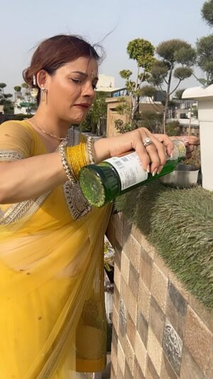 Kanika Maheshwari Instagram - When you are in delhi @47 degree 
You have to do this 
Om surya namah 😂🌞

#uk #london #ukheatwave #heatwave #memes #funnyreels #trending #delhi #stayhydrated #funnyvideos #reelkarofeelkaro #reelsinstagram #fun #sunnyday #kanikamaheshwari