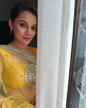 Kanika Maheshwari Instagram - Golden vibes only.💛🕊️💫

#yellow #saree #woman #pose #fashion #traditional #beautiful #style #ethnicwear #indianfashion #ootd #indiastyle #photography #indianwear #ethnic #bhyp #jewellery #beauty #potrait #indianclothing #me #fyp #goldenhour #fashionnova #fashionstyle #sareelove #kanikamaheshwari