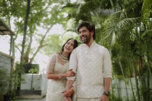 Kanmani Manoharan Instagram - From ‘Hey, hi!’ to ‘Will you marry me?’ 💍 
@aswath_official @kanmani_manoharan ✨

Photo & Videography : @jefreezestudios @jeffery.joshuaa 
Decor : @kr_decors 
Outfit : @oshinanil 
Makeover, Hair Stlying & Saree Draping : @kowshi_mua 
Jewelry : @new_ideas_fashions 
Mehendi : @shobimehendistudio 

#aswathinkanmani #aswathchandrasekar #kanmanimanoharan✨ #vjaswath #engaged #happilyengaged #AK🌟