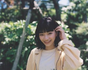 Kanta Sato Instagram - こんばんは
本日から映画『不死身ラヴァーズ』
公開となりました。

自分にとっての宝物を
またひとつ
送り出すことができました。

憧れていた松居組の一員となって
昨年のちょうどこの時期、
ひたすら今を見つめ続ける
見上さんの眼差しとエネルギーに
突き動かされ続け、
毎日わくわくしながら現場に通ってました。

ずっと憧れていた松居さんの現場は
ぽかぽかしていて、居心地が良くて、人に優しくて、
現場が好きで作品を創ることが好きな人たちでいっぱいでした。
松居さんらしい現場でした。

天衣無縫の見上さん、
水面下は常に沸騰してる柚、
圧倒的に存在している前田さん、
お母さんを演じてくださった
神野三鈴さん、半端じゃ無かった。
あんなふうに気持ちを人に渡せる役者になりたい
かっこよかったです、そして優しかった。
そして、
松居組常連のみなさんご一緒できて嬉しかった。

じゅんとりのを
世に創り出してくださった
原作者の高木ユーナ先生
劇伴と主題歌を担当してくださった
スカートさん
本当にありがとうございます

元気をもらえる作品になっています。
いつか行こうと思っていたら
上映が終わっているかもしれません。
数ある選択肢のなかから、
この作品を劇場で観ることに
時間をつかっていただけると幸いです。
きっと皆さんの胸に爽やかな風が吹いて
心からニョキニョキ元気が芽吹いてくると思います。

僕にとっての宝物が
みてくれた方の心でそれぞれ大事にされますように。
届け