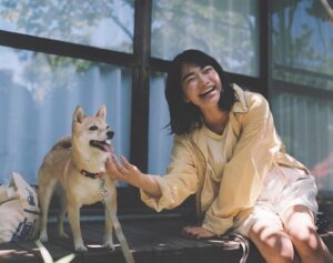 Kanta Sato Instagram - こんばんは
本日から映画『不死身ラヴァーズ』
公開となりました。

自分にとっての宝物を
またひとつ
送り出すことができました。

憧れていた松居組の一員となって
昨年のちょうどこの時期、
ひたすら今を見つめ続ける
見上さんの眼差しとエネルギーに
突き動かされ続け、
毎日わくわくしながら現場に通ってました。

ずっと憧れていた松居さんの現場は
ぽかぽかしていて、居心地が良くて、人に優しくて、
現場が好きで作品を創ることが好きな人たちでいっぱいでした。
松居さんらしい現場でした。

天衣無縫の見上さん、
水面下は常に沸騰してる柚、
圧倒的に存在している前田さん、
お母さんを演じてくださった
神野三鈴さん、半端じゃ無かった。
あんなふうに気持ちを人に渡せる役者になりたい
かっこよかったです、そして優しかった。
そして、
松居組常連のみなさんご一緒できて嬉しかった。

じゅんとりのを
世に創り出してくださった
原作者の高木ユーナ先生
劇伴と主題歌を担当してくださった
スカートさん
本当にありがとうございます

元気をもらえる作品になっています。
いつか行こうと思っていたら
上映が終わっているかもしれません。
数ある選択肢のなかから、
この作品を劇場で観ることに
時間をつかっていただけると幸いです。
きっと皆さんの胸に爽やかな風が吹いて
心からニョキニョキ元気が芽吹いてくると思います。

僕にとっての宝物が
みてくれた方の心でそれぞれ大事にされますように。
届け
