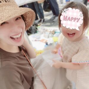 Kaori Nazuka Instagram - 🧸
姉のフリマを
ちょこっとだけお手伝い🎪

かなり暑かったけど💦
久しぶりの売る側で楽しかった✨

子供たちも大満足そうでした🌼