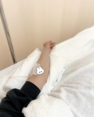 Kaori Nazuka Instagram - 💉
久しぶりにやってしまった…😔

気をつけていたはずなのに💦
楽しく幸せなお仕事が続き
不調に気付けずダウンしてました💉

色々準備し、
ヤル気満々だったのに…
ご迷惑をお掛けする形になってしまって
本当に申し訳ない😣💦

数日泥のように休ませていただき
明日から徐々に復帰できそうです🙇‍♀️

やらなきゃいけないことや
やりたい事が山ほどあるけど…
まずは体調を万全にしないと
よりご迷惑をおかけするので
とにかく、身体を休めることに
専念してましたが…

さすがにそろそろ不安になってきて
悪夢ばかり見る…😵‍💫

いや、しかし…
我慢我慢…
体調を万全にして
一気に挽回する方向で…！！！

先日までのダイエットも
意味なかったくらいw
ご飯食べちゃったけど
また動けば大丈夫！！なはず💦

はぁ、、、
色々悔しくて落ち込んでしまったけど😔
明日からまた楽しく過ごせるように…

皆さまに声を届けられるように…
無理し過ぎないようにw頑張ります！

治療してくださった先生方…
ありがとうございました！！