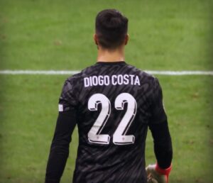 Kapinha Instagram - Hoje abraçaste uma nação que te agradece por manteres aceso o nosso sonho. Foste gigante! Foste o nosso herói! Obrigado @diogomcosta99 🙌🏼🙏🏼👏🏼

#diogocosta #heroi #futebol #heroinacional #guardaredes #europeu #euro2024 #homenagem #kapinha