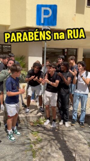 Kapinha Instagram - E se fosses no meio da rua e esta malta tão fixe, te cantasse os parabéns no dia do teu aniversário? Não era inesquecível? 
•
•
#aniversario #gabrielkapinha #17abril #kapinha #parabéns #bday #happybirthday #happybday #rua #surpresa #cantar