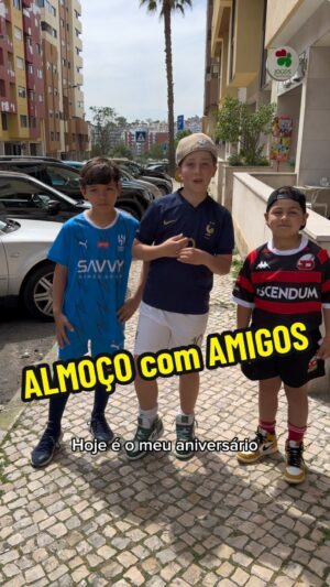 Kapinha Instagram - Se pudesses convidar dois amigos para o teu almoço de aniversário, quem seriam?
•
•
#aniversario #gabrielkapinha #hoje #today #17abril #kapinha #parabéns #bday #happybirthday #happybday 
#almoço #amigos #friends #lunch #fun