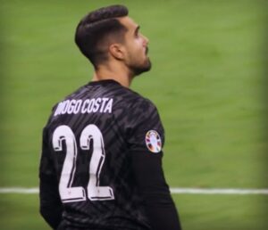 Kapinha Instagram - Hoje abraçaste uma nação que te agradece por manteres aceso o nosso sonho. Foste gigante! Foste o nosso herói! Obrigado @diogomcosta99 🙌🏼🙏🏼👏🏼

#diogocosta #heroi #futebol #heroinacional #guardaredes #europeu #euro2024 #homenagem #kapinha