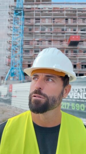 Kapinha Instagram - E assim vão as coisas na obra! 👷‍♂️🔨🤣🤣

#obras #react #kapinhareact #reaction #kapinha #kapinhacomedia #comedia #construction #constructor #construtor #mestredeobras #comedy #humor #lol #funny #reagir #reação #engraçado
