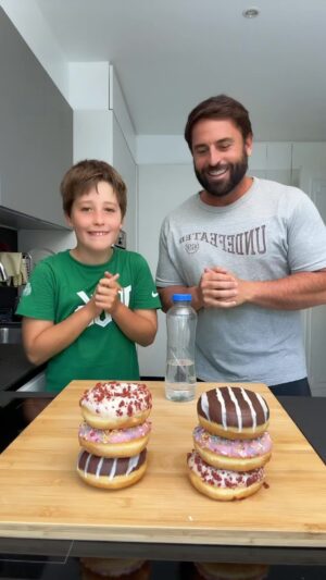 Kapinha Instagram - Quem é que vai comer mais donuts? 🍩
•
• 
#desafio #jogo #challenge #donuts #paiefilho #kapinha #gabrielkapinha #fun #funny #comer #comida #eat