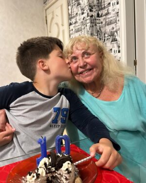 Kapinha Instagram - Surpresa à 00:01 🎂 
O nosso amorzinho faz hoje 10 anos. 🎉 
Já passou uma década. 
Foi a melhor coisa que fizemos nas nossas vidas e hoje vamos comemorar 🥳 com o coração cheio! ❤️
•
•
#aniversario #gabrielkapinha #10anos #hoje #today #17abril #kapinha #parabéns #bday #happybirthday #happybday