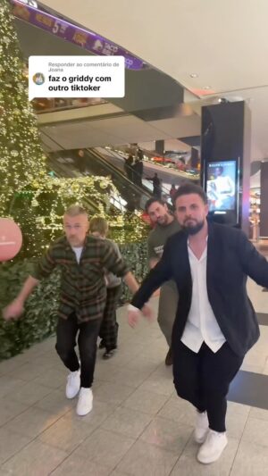 Kapinha Instagram - A responder a @Joana 
Alguém sabe o nome destes dois tiktokers?

#griddy #dance #dança #trending #kapinha #kapinhaResponde #funny #comentario #desafio #challenge #music #musica #trendy #trend #collab #gabrielkapinha