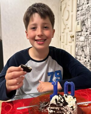 Kapinha Instagram - Surpresa à 00:01 🎂 
O nosso amorzinho faz hoje 10 anos. 🎉 
Já passou uma década. 
Foi a melhor coisa que fizemos nas nossas vidas e hoje vamos comemorar 🥳 com o coração cheio! ❤️
•
•
#aniversario #gabrielkapinha #10anos #hoje #today #17abril #kapinha #parabéns #bday #happybirthday #happybday