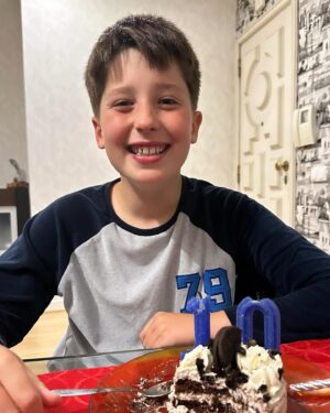 Kapinha Instagram - Surpresa à 00:01 🎂 
O nosso amorzinho faz hoje 10 anos. 🎉 
Já passou uma década. 
Foi a melhor coisa que fizemos nas nossas vidas e hoje vamos comemorar 🥳 com o coração cheio! ❤️
•
•
#aniversario #gabrielkapinha #10anos #hoje #today #17abril #kapinha #parabéns #bday #happybirthday #happybday