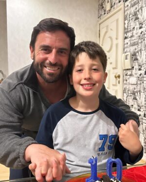 Kapinha Instagram - Surpresa à 00:01 🎂 
O nosso amorzinho faz hoje 10 anos. 🎉 
Já passou uma década. 
Foi a melhor coisa que fizemos nas nossas vidas e hoje vamos comemorar 🥳 com o coração cheio! ❤️
•
•
#aniversario #gabrielkapinha #10anos #hoje #today #17abril #kapinha #parabéns #bday #happybirthday #happybday
