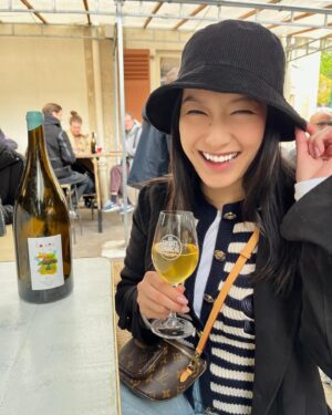 Kara Wang Instagram - #SommelierSunday 🍷 have been living my best life drinking all the wine in Paris 🇫🇷 featuring here a great glass of wine from @lesenfantsdumarche in the historic open-air Les Enfants Rouges market. the Lo Cèu is a natural white wine from Gascony, France. lovely minerality on the nose with notes of apple and pear on the palate. paired perfectly with escargot 🤌🍷🧈

#wine #sommelier #paris