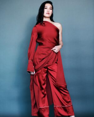 Kara Wang Instagram - happy Lunar New Year ❤️🍷🐉 wishing everyone abundance, prosperity, love, and happiness 🧧🧧🧧 新年快乐，龙年大吉🎉

photographer: @hudsontaylor 
styling: @itsamandalim 
mua: @mollygreenwald 
hair: @dereksyuen 

#yearofthedragon