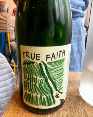 Kara Wang Instagram - #SommelierSunday 🍷 this True Faith white wine is a certified organic 100% Chenin Blanc from the Loire Valley. With zero sulfites, this wine was crisp, refreshing, and mineral with notes of apricot on the palate. Paired perfectly with lunch of hamachi crudo and salmon confit at one of my favorite restaurants in Paris @mokonutsbakery ❤️ 

#wine #sommelier #cheninblanc