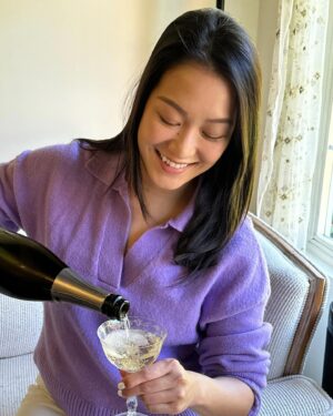 Kara Wang Instagram - #SommelierSunday 🍷 nothing better than a glass of @champagne_billecart_salmon to celebrate the special moments. The Brut Reserve is a classic, with tight bubbles and bright acidity. Medium bodied with notes of lemon on the palate, it’s one of my favorite go-to bubbles to grab. 🥂 

#wine #sommelier #champagne #bubbles