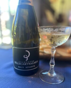 Kara Wang Instagram - #SommelierSunday 🍷 nothing better than a glass of @champagne_billecart_salmon to celebrate the special moments. The Brut Reserve is a classic, with tight bubbles and bright acidity. Medium bodied with notes of lemon on the palate, it’s one of my favorite go-to bubbles to grab. 🥂 

#wine #sommelier #champagne #bubbles