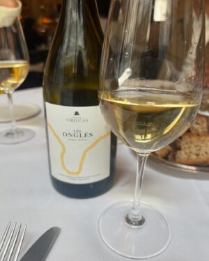 Kara Wang Instagram - #SommelierSunday 🍷 the Les Ongles Anjou Blanc from Domaine des Grouas is made from chenin blanc grapes from the Loire. A beautiful example of the high acidity chalky minerality this region is known for, this wine cut through the fatty and decadent lunch that day beautifully. Notes of white flower and fresh apple, wonderful on both the nose and the palette. 🍷

#wine #sommelier #loire