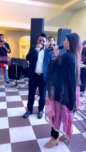 Karamjit Anmol Instagram - Today Live show 🎤🎵 
@karamjitanmol @nishabano 
3rd All India Business Meet Event , Congratulations @agrizoneindia @agrizoneagricultureimplements 
#nishabano #karamjitanmol #livemusic #event #liveshow 

 Outfit @harpreetkur751 
Makeup @makeoverinder