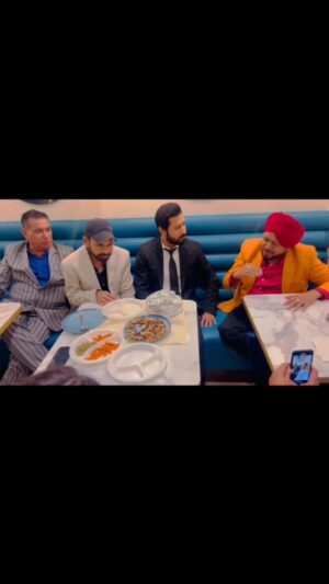 Karamjit Anmol Instagram - "Yaaran Di Mehfil" on the set of Carry On Jatta 3

@binnudhillons @karamjitanmol @harbysangha @officialnasirchinyoti
