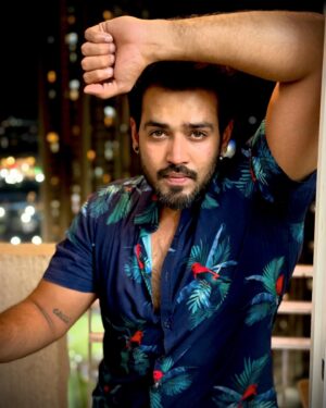 Karan Khanna Instagram - Fluent in brown eyes😉