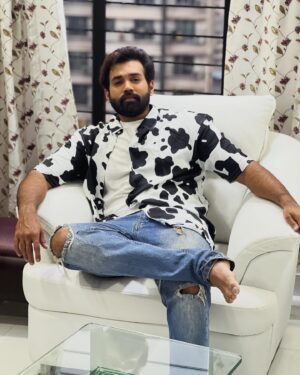 Karan Khanna Instagram - Birthday post Toh Banta hai 😎 
Feeling ecstatic and amazing with all the good and best wishes that has come my way from all you guys…feeling grateful 🙏happy 🥰 and soft n calm and I m smiling thank you so much once again all of you…its always so special to receive all the messages and means a lot to me! 
Thanks for making my day so beautiful ❤️
I love you all ❤️