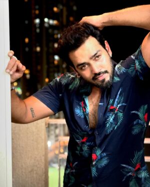 Karan Khanna Instagram - Fluent in brown eyes😉