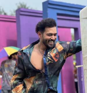 Karan Khanna Instagram - Smile is the best curve 😎 
.
.
.
.
#shoot #shooting #smile #onset #motion #explore #explorepage #trending #mumbai #karankhanna 
Candid clicks by @singhakshara
