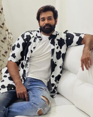 Karan Khanna Instagram - Birthday post Toh Banta hai 😎 
Feeling ecstatic and amazing with all the good and best wishes that has come my way from all you guys…feeling grateful 🙏happy 🥰 and soft n calm and I m smiling thank you so much once again all of you…its always so special to receive all the messages and means a lot to me! 
Thanks for making my day so beautiful ❤️
I love you all ❤️