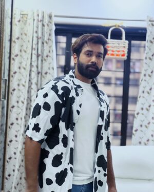 Karan Khanna Instagram - Birthday post Toh Banta hai 😎 
Feeling ecstatic and amazing with all the good and best wishes that has come my way from all you guys…feeling grateful 🙏happy 🥰 and soft n calm and I m smiling thank you so much once again all of you…its always so special to receive all the messages and means a lot to me! 
Thanks for making my day so beautiful ❤️
I love you all ❤️