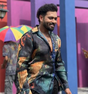 Karan Khanna Instagram - Smile is the best curve 😎 
.
.
.
.
#shoot #shooting #smile #onset #motion #explore #explorepage #trending #mumbai #karankhanna 
Candid clicks by @singhakshara