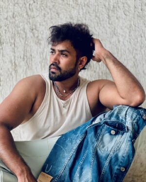 Karan Khanna Instagram - Life begins when fear ends 😎.
.
.
.
#evening #mumbai #lifeisgood #love #passion #baarish #fashion #karankhanna