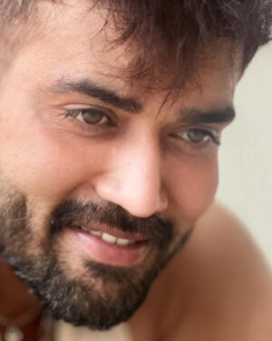Karan Khanna Instagram - Last dump of this outfit! 
Pics in the bathrobe? 

#mumbaikar #rugged #instadaily #fashion #actor #karankhanna #explore