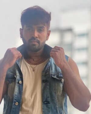 Karan Khanna Instagram - Last dump of this outfit! 
Pics in the bathrobe? 

#mumbaikar #rugged #instadaily #fashion #actor #karankhanna #explore