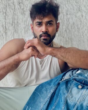 Karan Khanna Instagram - Life begins when fear ends 😎.
.
.
.
#evening #mumbai #lifeisgood #love #passion #baarish #fashion #karankhanna