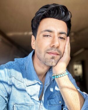 Karanvir Sharma Instagram - I guess good lighting calls for a good selfie. 🤳 

And ofcourse my fav @diljitdosanjh song. #Loveya

#diljitdosanj #karanvirsharma #dosanjgang #kvians #selfie #denimshirt #karanvirsharma𓇼 #rabbsehaidua #portrait #shotoniphone
