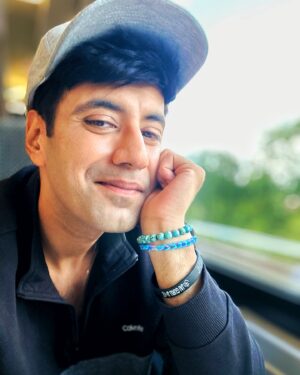 Karanvir Sharma Instagram - Main zindagi ki window seat pe ! 
Chala hoon apne dil ke beat pe. 
Kal se clean shave pe 
Aage rhyme nahi aata be. 

.
.
.
.
#Musafir #karanvirsharma #london #trains #trainjourney # travel #traveldiaries #london🇬🇧 #latergram