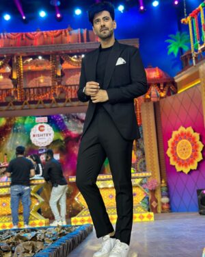 Karanvir Sharma Instagram - Kaisa laga aap sab ko ? 

Khana bhi 
Gaana bhi aur 
Fungama Bhi. 🎉

@zeetv @zee5shows 

#rabbsehaidua #haider #dua #duha #zeetv #zee #zee5shows #fun #games #live
