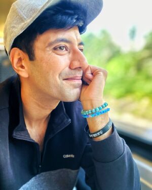 Karanvir Sharma Instagram - Main zindagi ki window seat pe ! 
Chala hoon apne dil ke beat pe. 
Kal se clean shave pe 
Aage rhyme nahi aata be. 

.
.
.
.
#Musafir #karanvirsharma #london #trains #trainjourney # travel #traveldiaries #london🇬🇧 #latergram