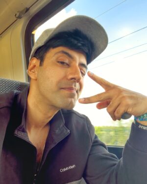 Karanvir Sharma Instagram - Main zindagi ki window seat pe ! 
Chala hoon apne dil ke beat pe. 
Kal se clean shave pe 
Aage rhyme nahi aata be. 

.
.
.
.
#Musafir #karanvirsharma #london #trains #trainjourney # travel #traveldiaries #london🇬🇧 #latergram